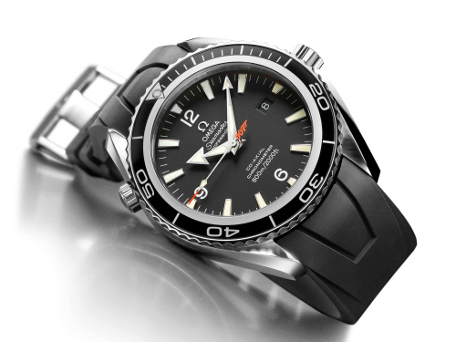 The features indicating that this is a professional divers’ watch are the watertight screw-in crown, a screw-in case back and the helium escape valve. Moreover it is water resistant to 600 meters (2000 feet). The matt black dial offers excellent clarity and the facetted arrowhead hour and minute hands also have luminous SuperLuminova inserts as well as a luminous arrowhead seconds hand with orange tip offers ultimate visibility down to the last second. Beneath the surface is Omega’s calibre 2500 Co-Axial Escapement movement and has a power reserve of 48 hours. The bond watch is available with a 45.5 mm diameter case and a black rubber strap. This Limited Edition has exclusive features: the central second hand bears the “007” gun logo in orange, that recalls the code name of the famous MI6 secret agent. The stainless-steel case back is embossed with the “Casino Royale” logo as well as the series number of each Limited Edition watch. Restricted to 5,007 pieces, the Seamaster Planet Ocean “Casino Royale” is a must have for all the guys who idolize 007!