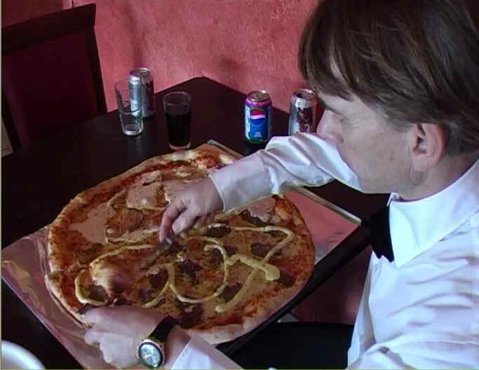 Den första 007 pizza i världen ,Gunnar Schäfer har tagit fram den med PizzriaVictoria Nybro