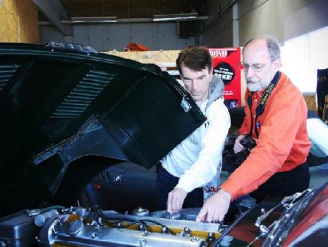 Bosse och Gunnar Schäfer Bond...James Bond här tittande under motorhuven på Jaguar E-Type