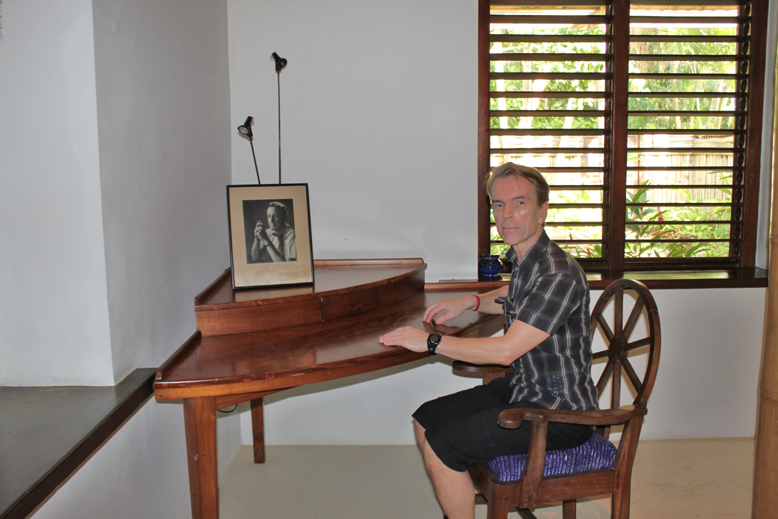 James Bond (Gunnar Schäfer) to visit Ian Flemings house Goldeneye, Jamaica.. Ian Fleming's desk in his bedroom