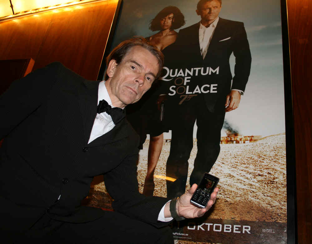 Sveriges James Bond hr p Rigoletto i Stockholm med Sony Ericssons C902  nya Bondtelefon som anvnds flitigt i filmen