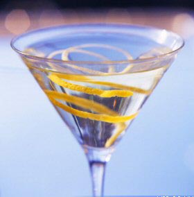 "Vesper" Dry Martini in Ian Flemings Film Casino Royale 