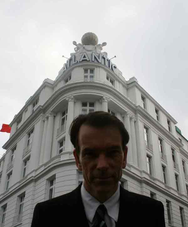 In the front of Hotel Atlantic Kempinski  Hamburg  James Bond,  behind scenes from ‘Tomorrow Never Dies’ were filmed 