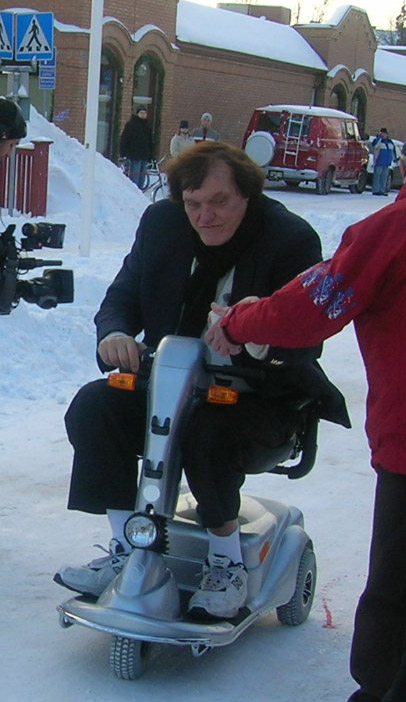 Richard Keil spelade den stltandade jtten Jaws i Bondfilmerna "lskade spion" och "Moonraker" medan Verne Troyer r mest knd fr rollen som Dr Evils sidekick Mini-me i "Austin Powers"-filmerna.