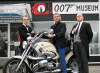 James Bond med Joe Labero och hans butler Albert