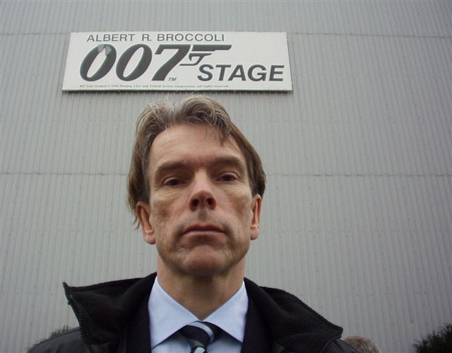James Bond Gunnar Schäfer in front of  ALBERT R. BROCOLLI 007 STAGE  21/11-2004
