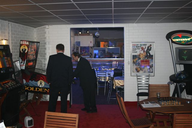 Flipperspel tävlingen i game room, därfinns Nintendo 64 med Goldeneye spelet, Playstation 2 007 racing, Gamecube med Nightfire, schack från Bondfilmen "From russia with love" Jack Vegas mm.