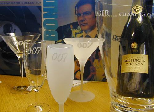 James Bond 007 dry martini glas och 007 champagne glas i frostat och glasklart med 007 logo som är inblästrat i glasen.  Finns bara att köpa på 007 museet i Nybro 0481-12960