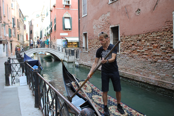 James Bond ttry  Gondola in Venice 