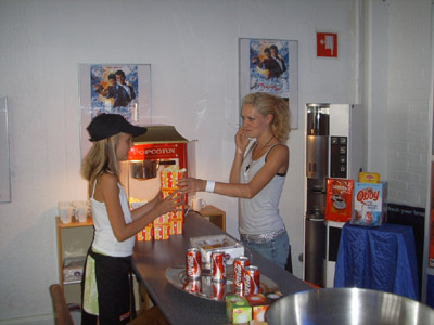 Sara och Frida Ericsson serverar popcorn och coca cola
